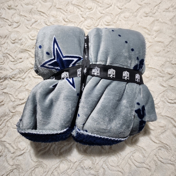 NEW NFL DALLAS COWBOYS REVERSIBLE PLUSH SHERPA THROW BLANKET 50in x60in football - Picture 1 of 3